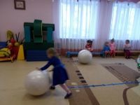 Дети соревновались кто быстрее прокатит ком
